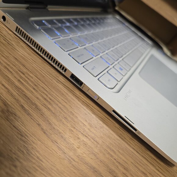 HP Spectre 13.3 in (256gb, Intel Core i7-6500U, 8gb Ram) Windows laptop/Tablet - Picture 4 of 6